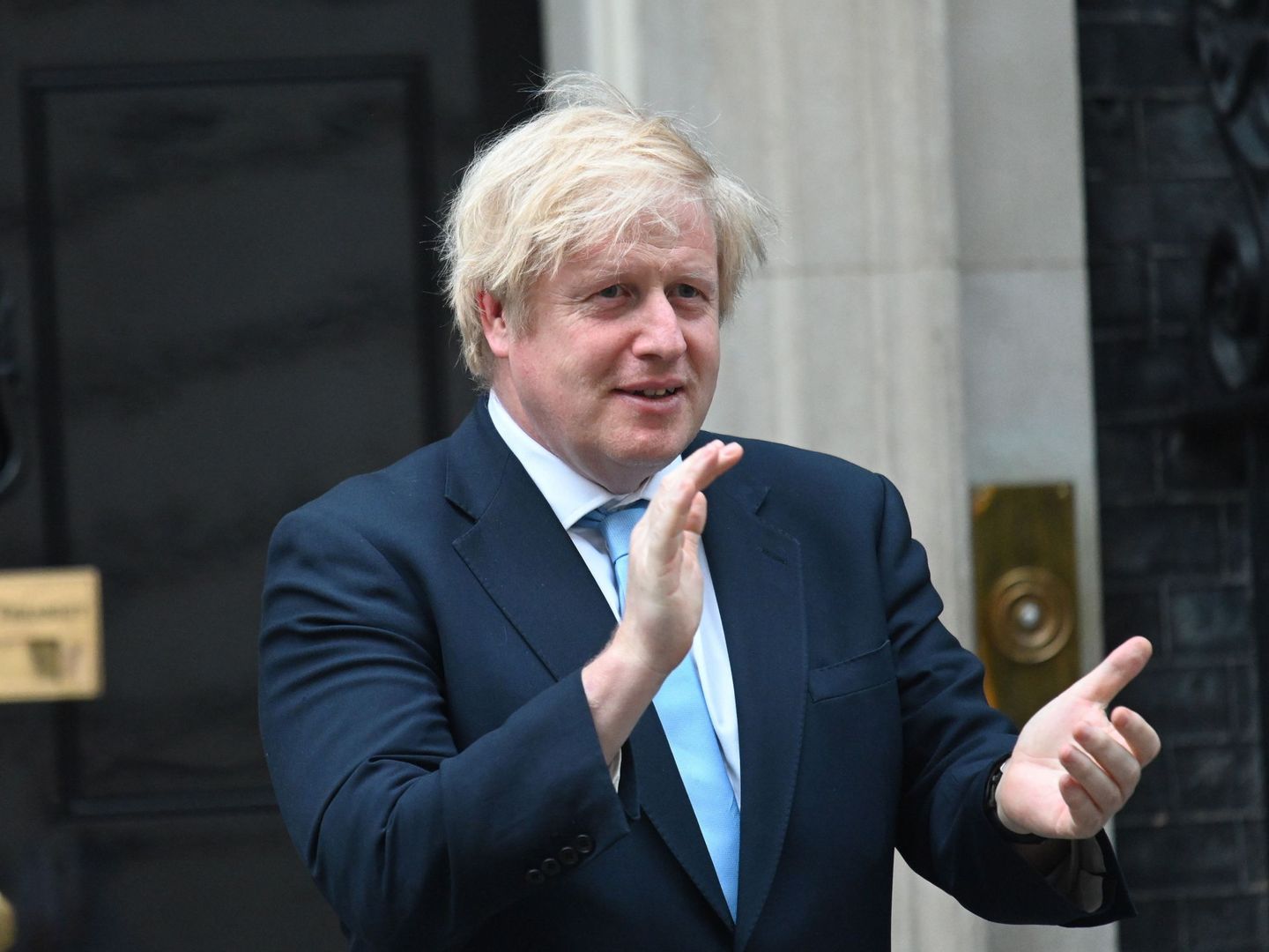 Boris Johnson aplaudiendo. (EFE)