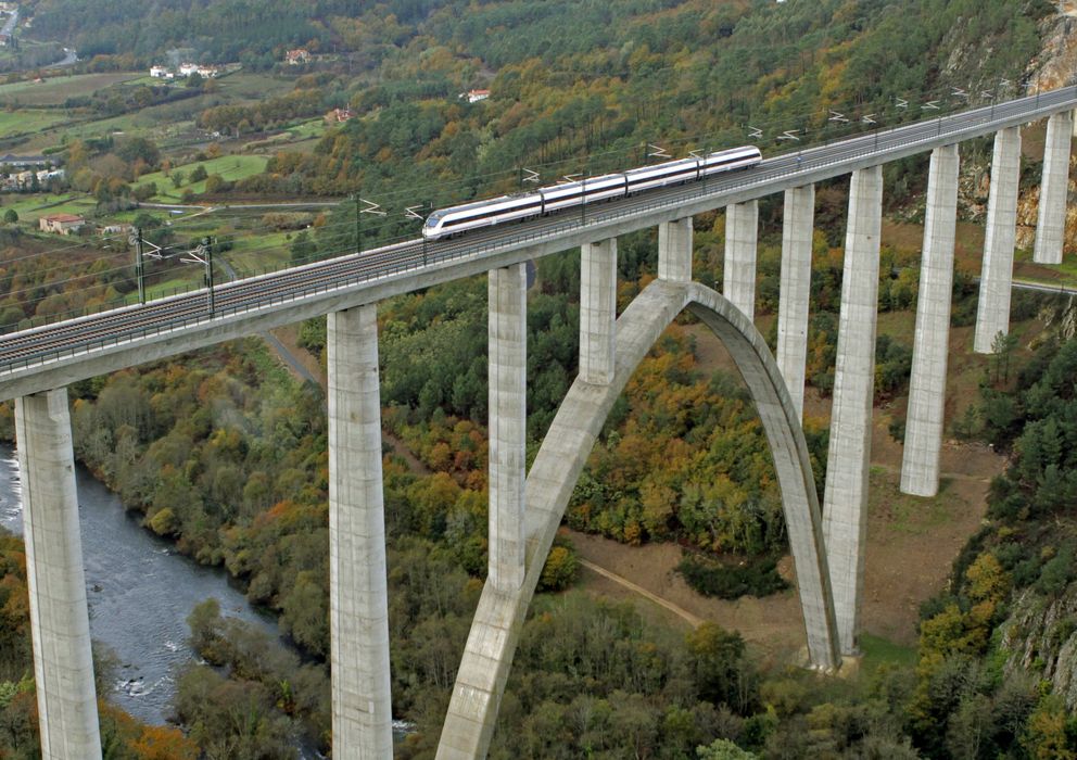 Foto: El pimer tren de alta velocidad que estrenó la línea A Coruña-Santiago de Compostela-Ourense (EFE)