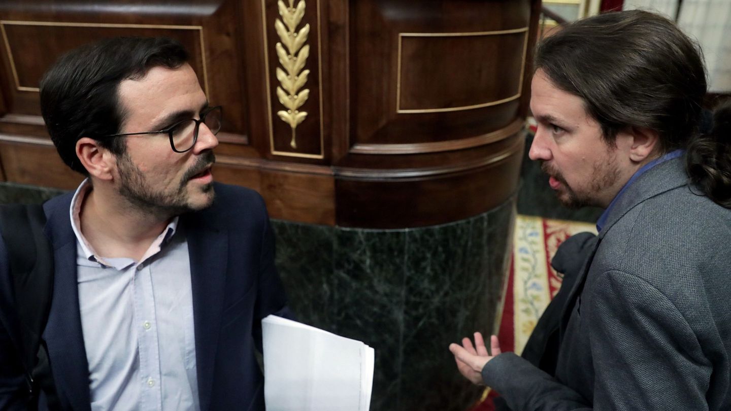 El secretario general de Podemos, Pablo Iglesias, conversa con el líder de IU, Alberto Garzón. (EFE)