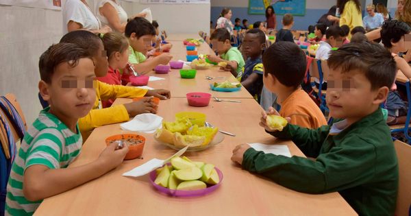 Foto: Niños del colegio Doctor Gálvez Moll de Málaga, en el desayuno. (Toñi Guerrero)