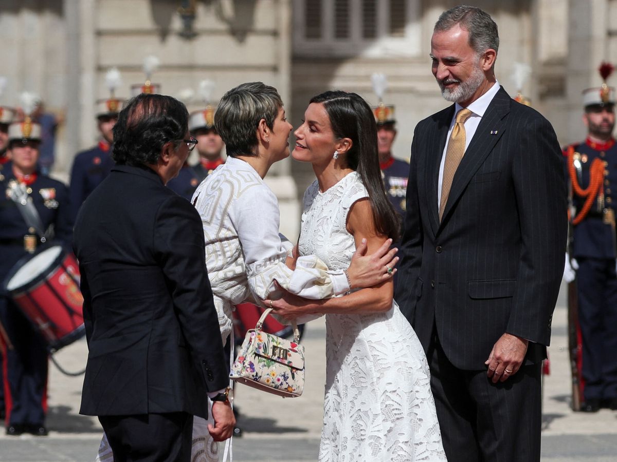 Vestido Sfera blanco y con bolso de flores de Furla: así ha recibido la reina Letizia al presidente de Colombia