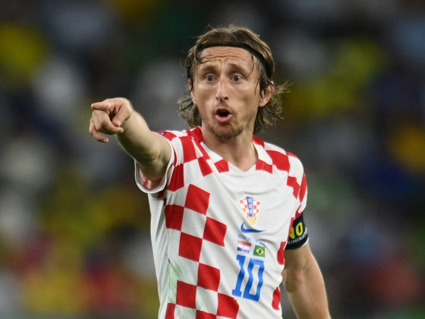 Modric da órdenes al equipo en el partido contra Brasil.