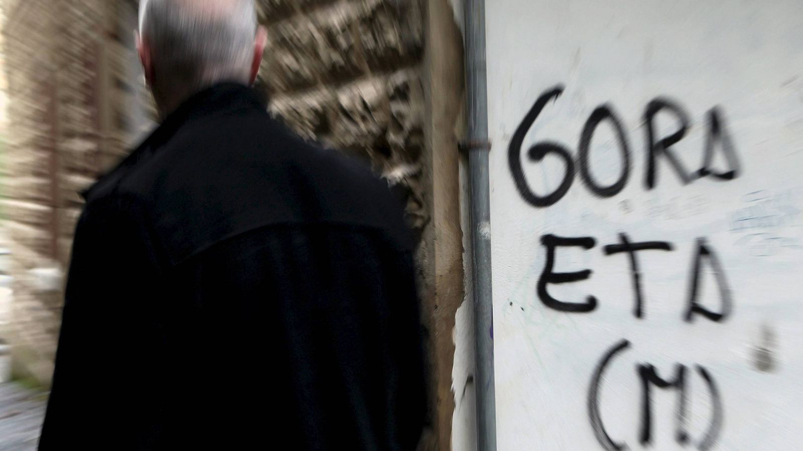 Foto: Un hombre pasa junto a una pintada de apoyo a la banda terrorista ETA en San Sebastián. (Efe) 