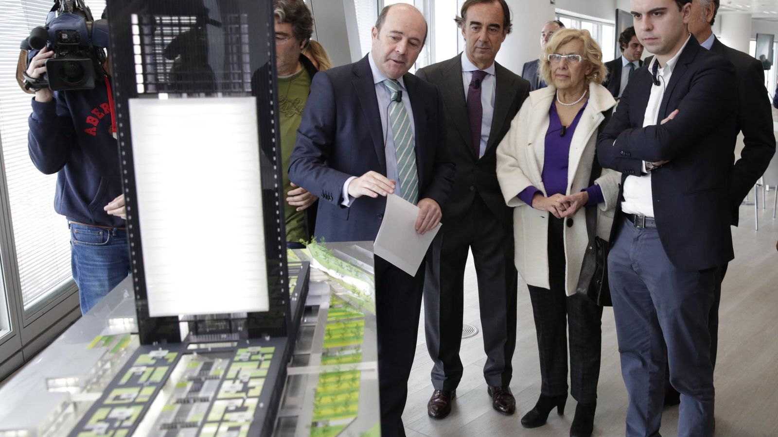 Foto: Manuela Carmena, alcaldesa de Madrid, entre Juan Villar-Mir, presidente de Inmobiliaria Espacio, y José Manuel Calvo, concejal de Desarrollo Urbano Sostenible.