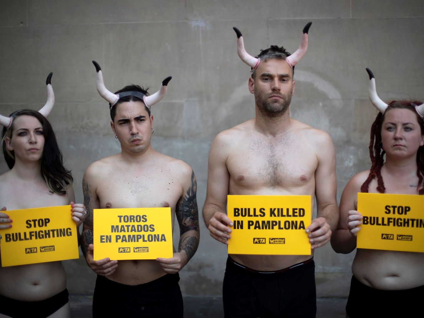 Colectivos animalistas protestan contra la tauromaquia en Pamplona. (EFE)