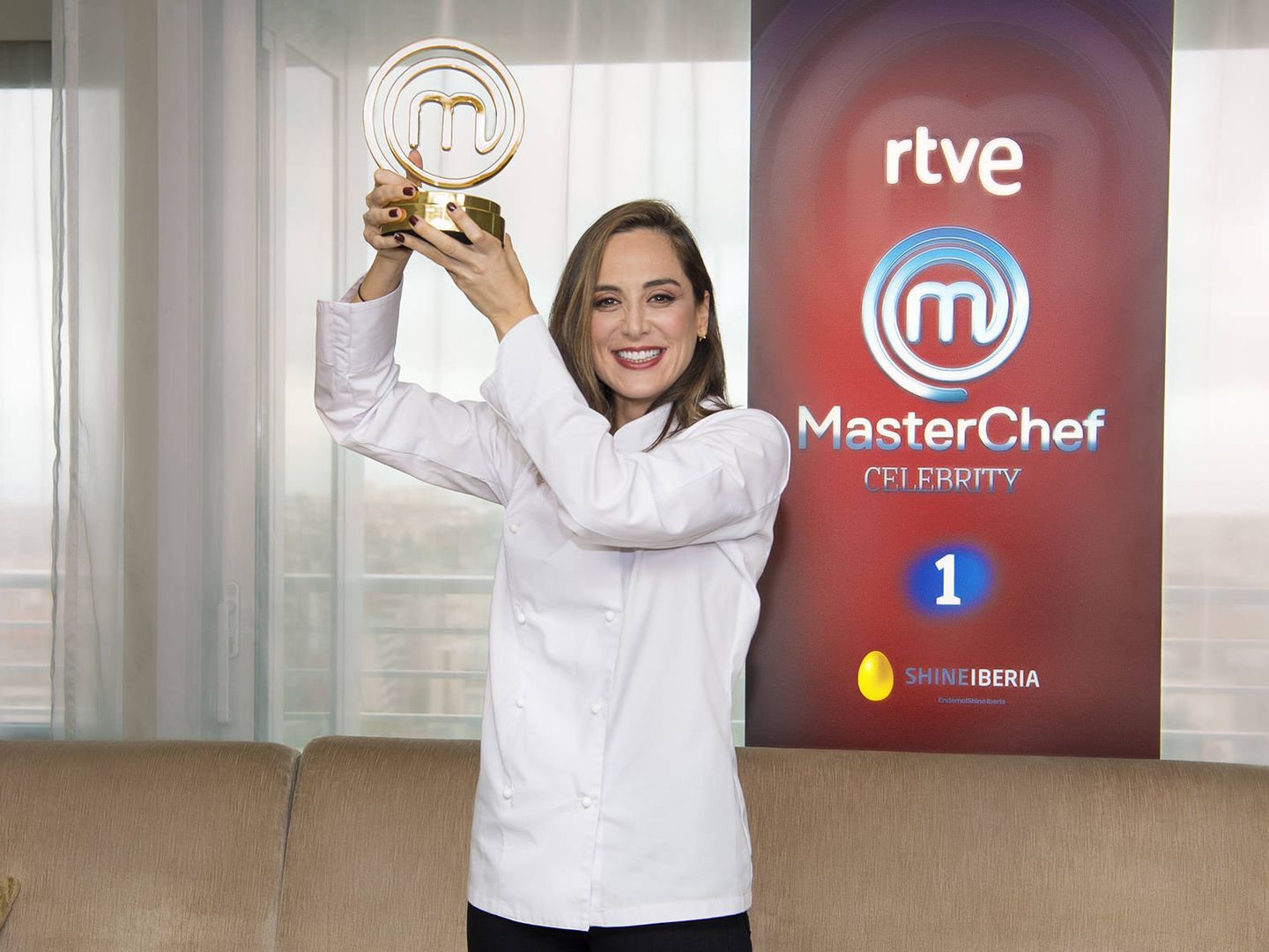 Tamara Falcó con el trofeo de 'MasterChef Celebroty'. (RTVE)