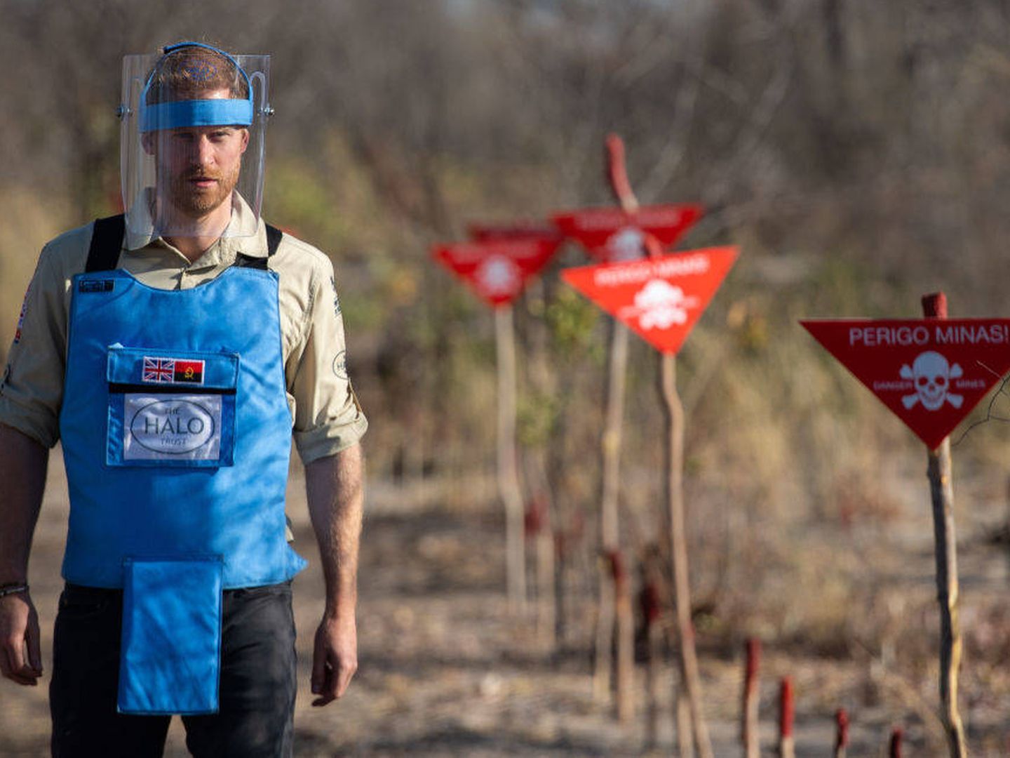 El príncipe Harry caminando a través de un campo de minas antipersona. (Getty)