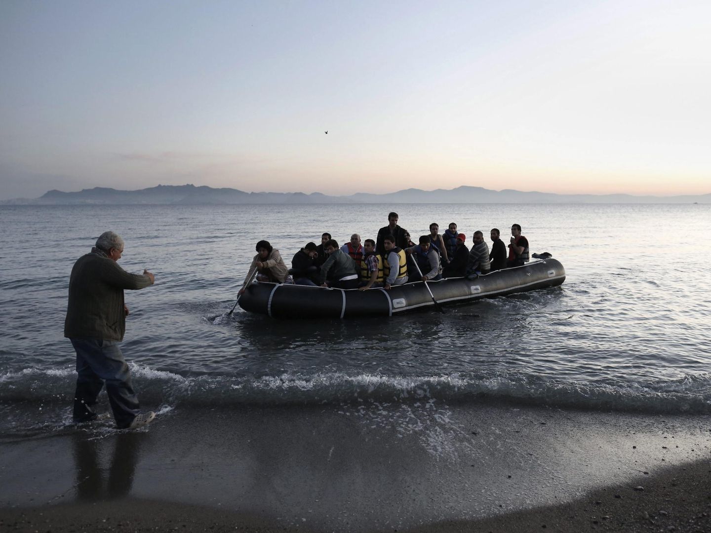 Inmigrantes llegando a las costas griegas (EFE)