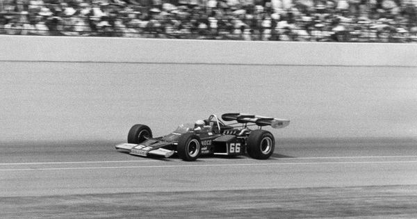 Foto: Mark Donohue con el McLaren número 66 en las 500 Millas de Indianápolis de 1972. (Foto: McLaren)