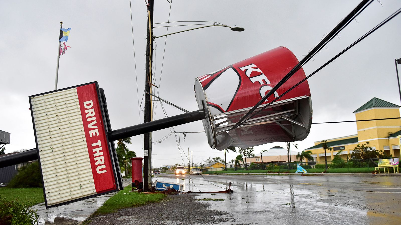 Foto: Un cartel de KFC en las Bahamas, caído tras el paso del huracán Matthew. (Reuters)