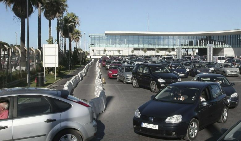 Retenciones en la frontera entre gibraltar y españa el pasado 27 de julio. (efe)
