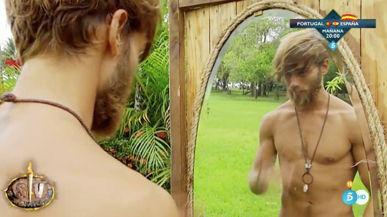 Sergio Carvajal se mira al espejo después de tres meses en 'Supervivientes'. (Telecinco)