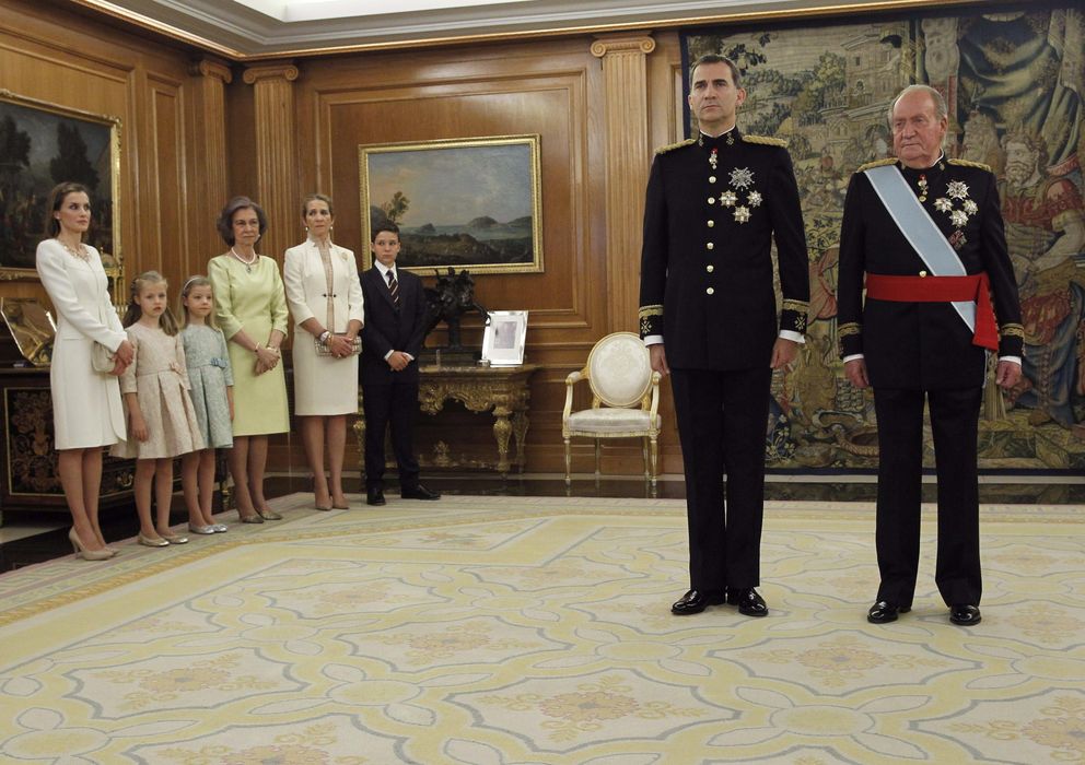 Foto: Felipe VI recibe el fajín de su padre