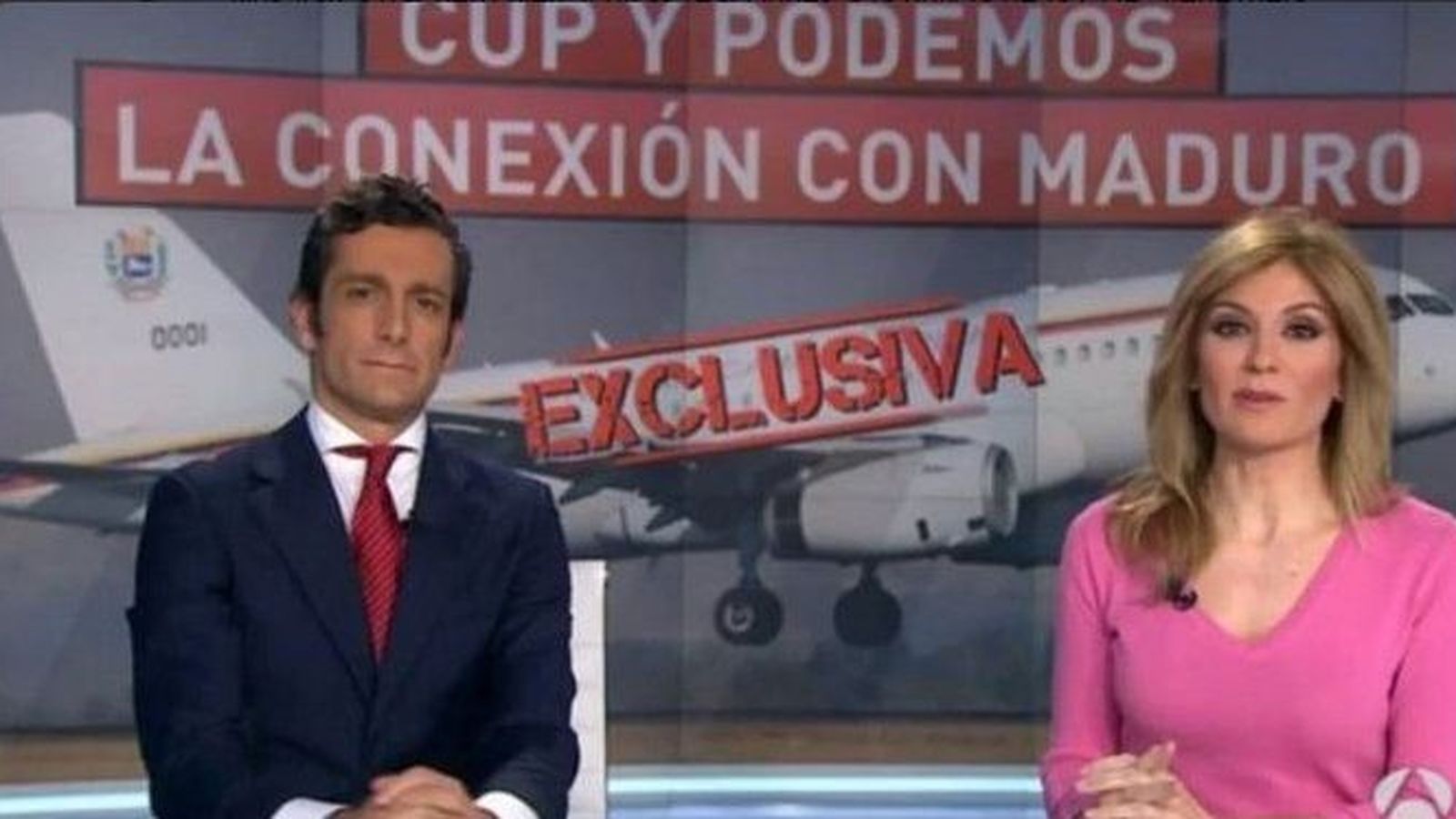 Foto: Periodistas de Antena 3 presentan una exclusiva sobre un viaje de la CUP y Podemos a Venezuela.