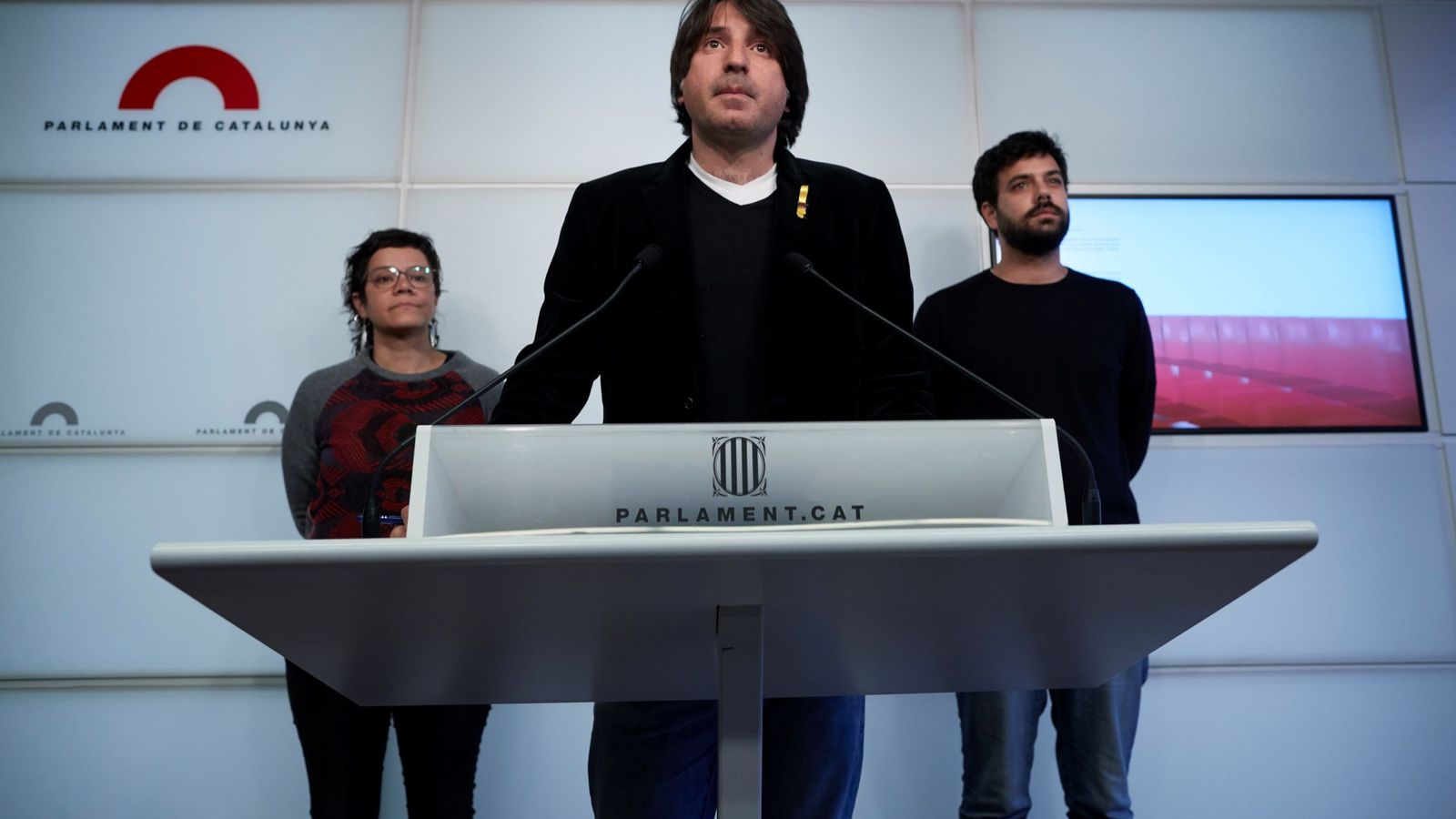 Foto: El diputado de Junts per Cat Francesc Dalmases, en el centro de la imagen, en una rueda de prensa en el Parlament de Catalunya. Es uno de los implicados (EFE)