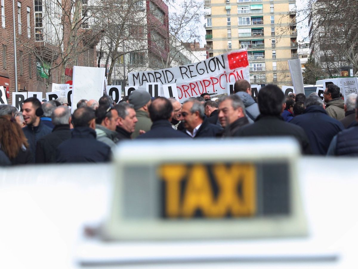 Foto: Taxistas de Madrid se concentran frente a la Consejería de Transportes (EFE)