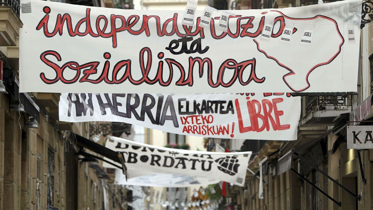 Pancartas colocadas en el centro de San Sebastián