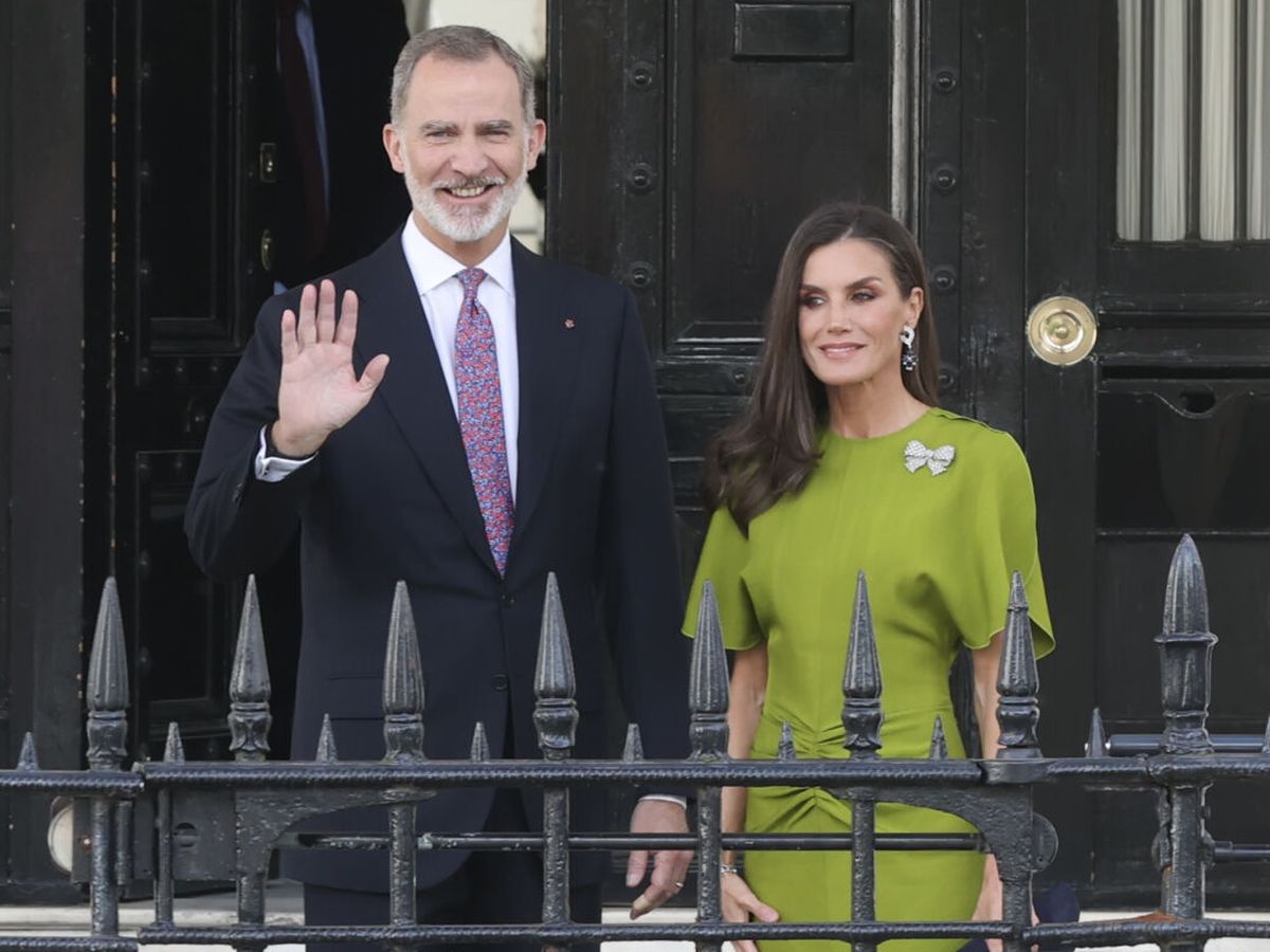 Foto: Los reyes Felipe y Letizia, en la recepción previa a la coronación de Carlos III en el Reino Unido. (EFE/Casa Real/Jose Jiménez)