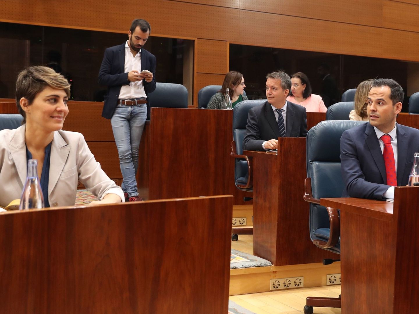 El portavoz de Ciudadanos en la Asamblea de Madrid, Ignacio Aguado (derecha), y la portavoz de Podemos, Lorena Ruiz-Huerta. EFE