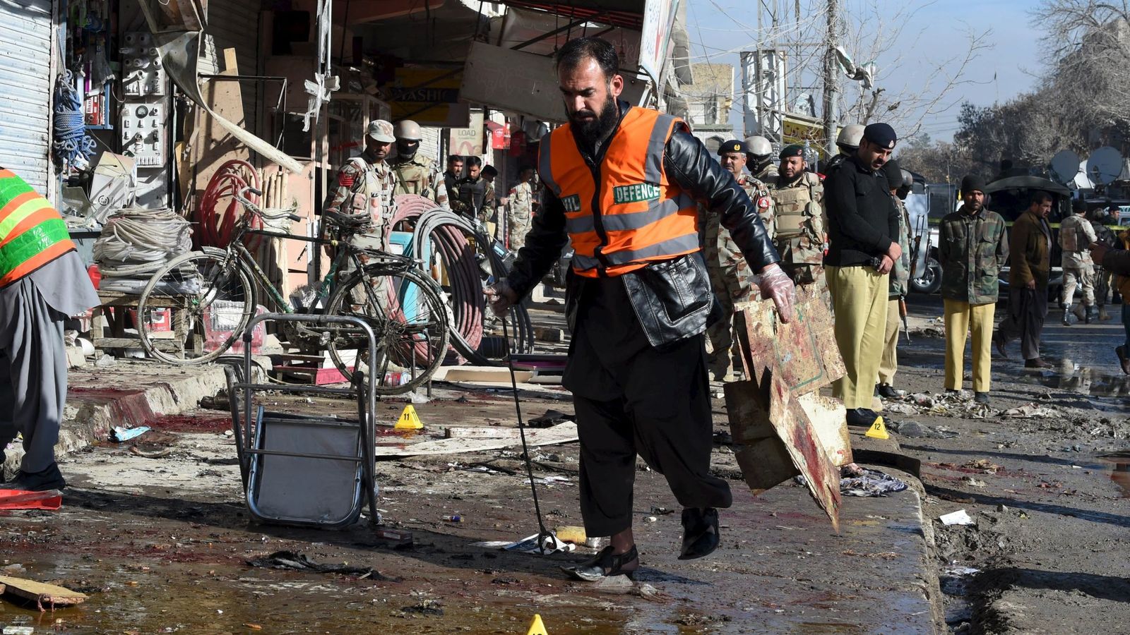 Foto: Momentos después del atentado cerca de un centro de vacunación contra la polio en Pakistán (Reuters)
