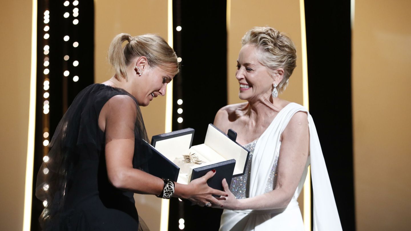 Julia Ducournau recibe el premio de manos de Sharon Stone. (Reuters)
