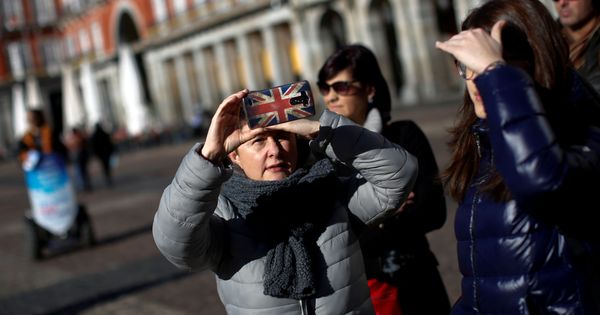 Foto: Un turista hace una foto en la Plaza Mayor. (Reuters)