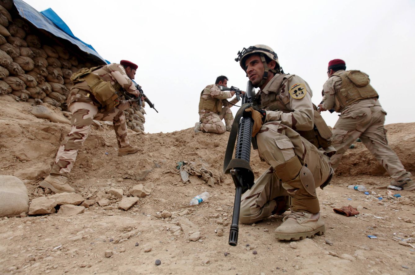 Soldados iraquíes toman posiciones durante su avance al sur de Mosul (Reuters).