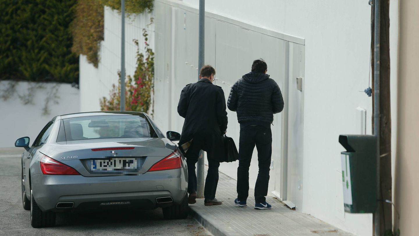 Tonino, hermano de Shakira, junto a otra persona a las puertas de la casa de Piqué y Shakira. 