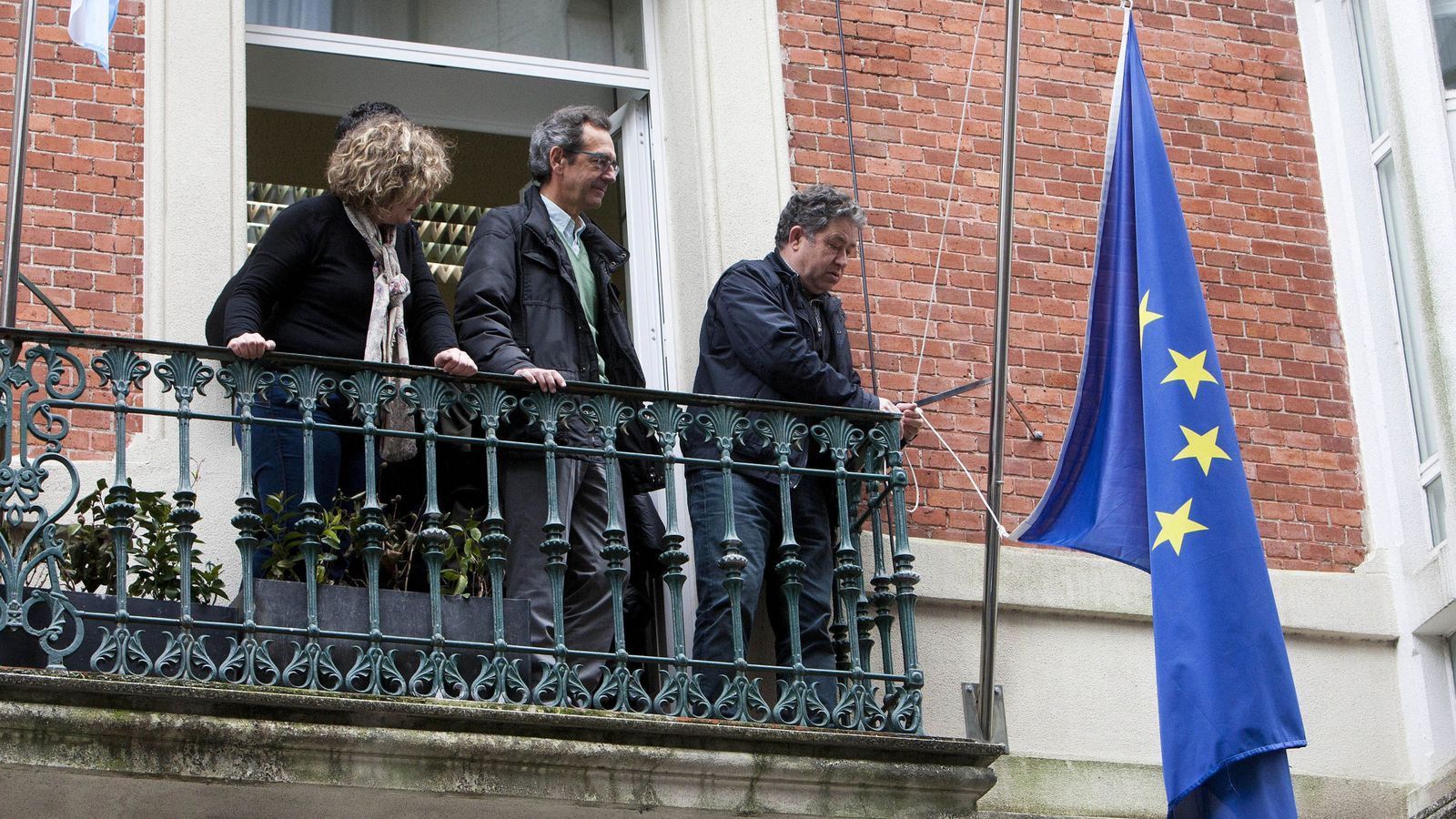 Foto: El Ayuntamiento de Pontevedra, gobernado por el BNG, retira la bandera de la uniÓn europa de la casa consistorial como "señal del protesta". (Efe)