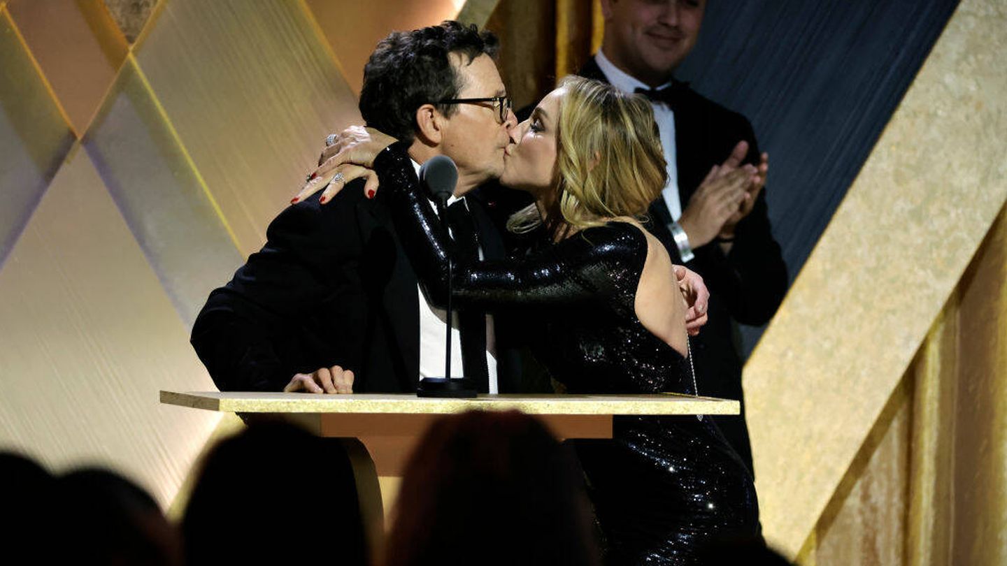 Michael J. Fox besa a su esposa durante su discurso. (Getty/Kevin Winter) 