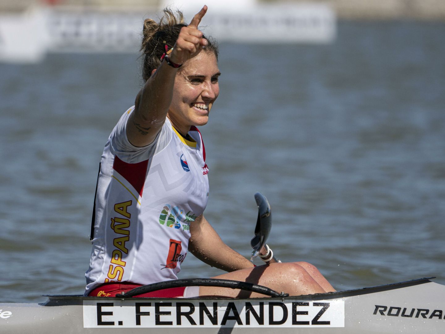 Estefanía Fernández celebra su medalla de plata tras la final femenina K1-5000 en la Copa del Mundo de 2024. (EFE/Zsolt Szigetvary)