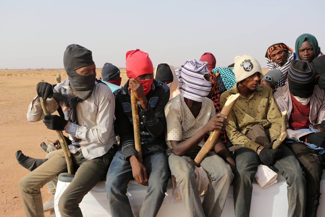 Migrantes cruzan el desierto del Sáhara hacia Libia. (Reuters)