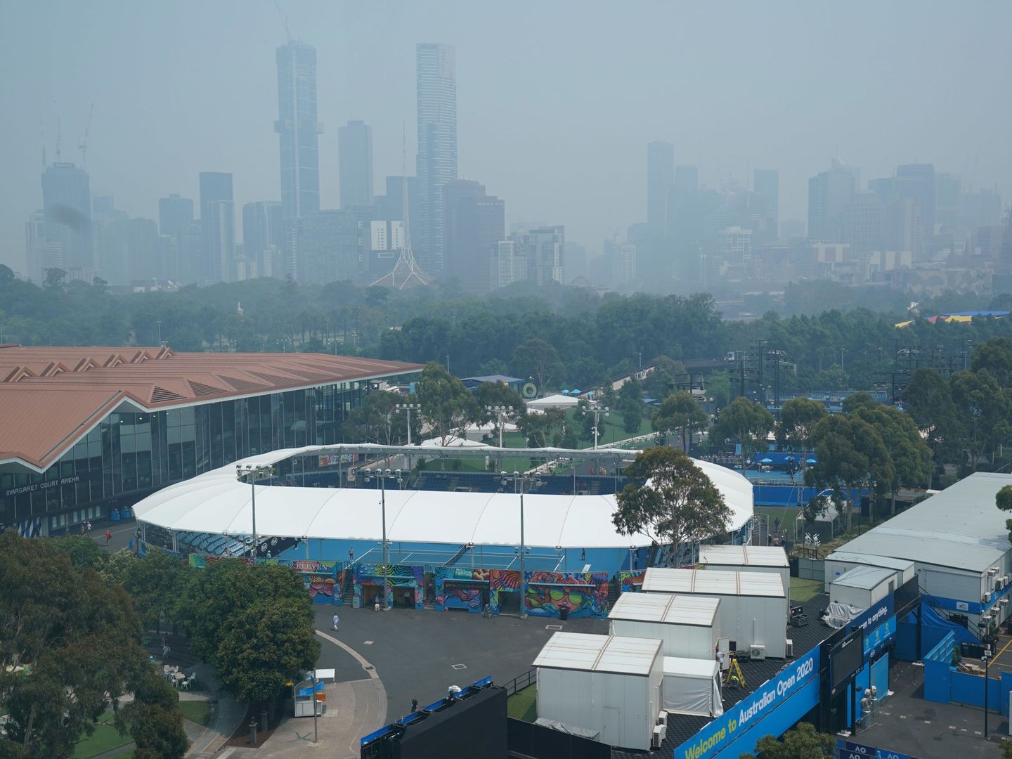 Vista general del Melbourne Park, envuelto por partículas contaminantes en el aire. (EFE)