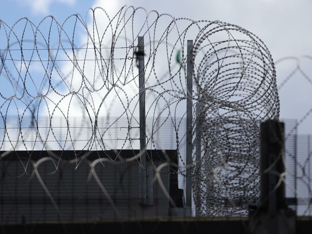 Foto: Alambre de espino en los muros de la prisión de Pentonville en Londres. (EFE/NEIL HALL)