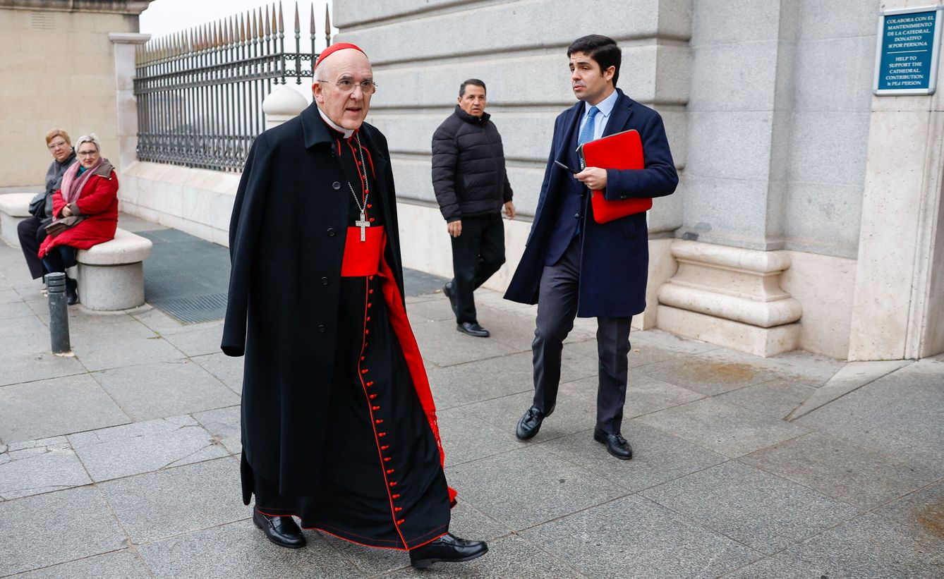 El arzobispo de Madrid, Cardenal Carlos Osoro, a su llegada a la misa funeral por el papa emérito Benedicto XVI, el pasado enero. (EFE/Chema Moya)