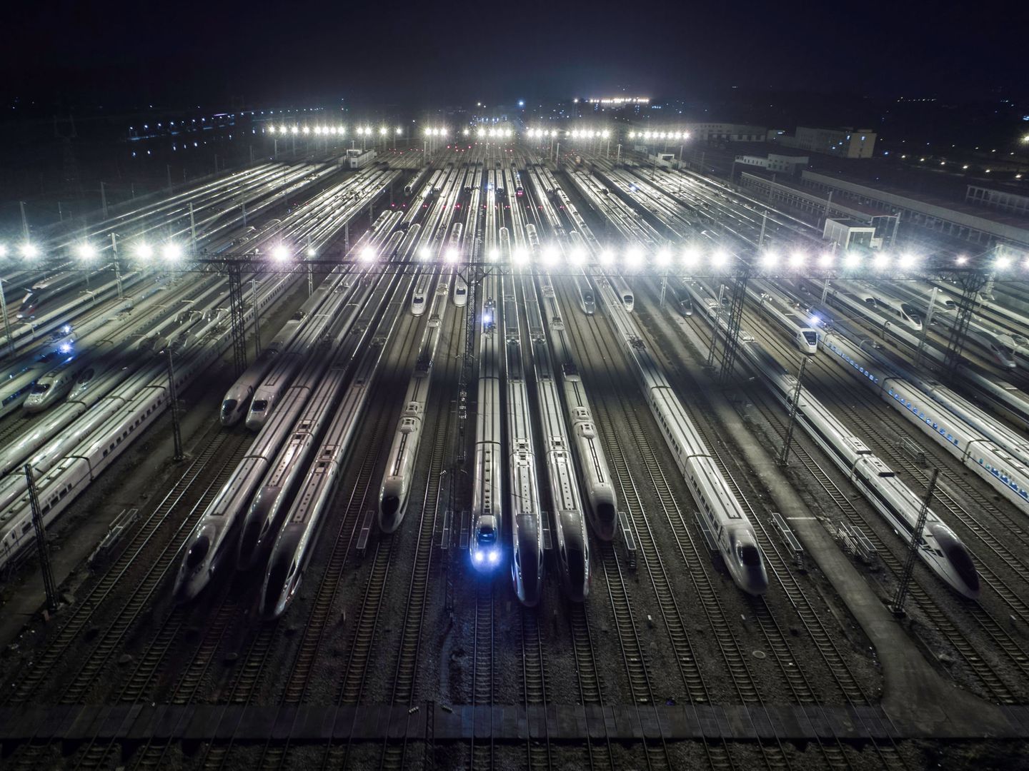 Hangar con decenas de trenes chinos de alta velocidad. (Foto: Reuters)