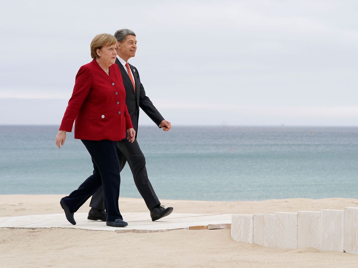 Foto: Angela Merkel y Joachim Sauer, en Cornwall. (Reuters)