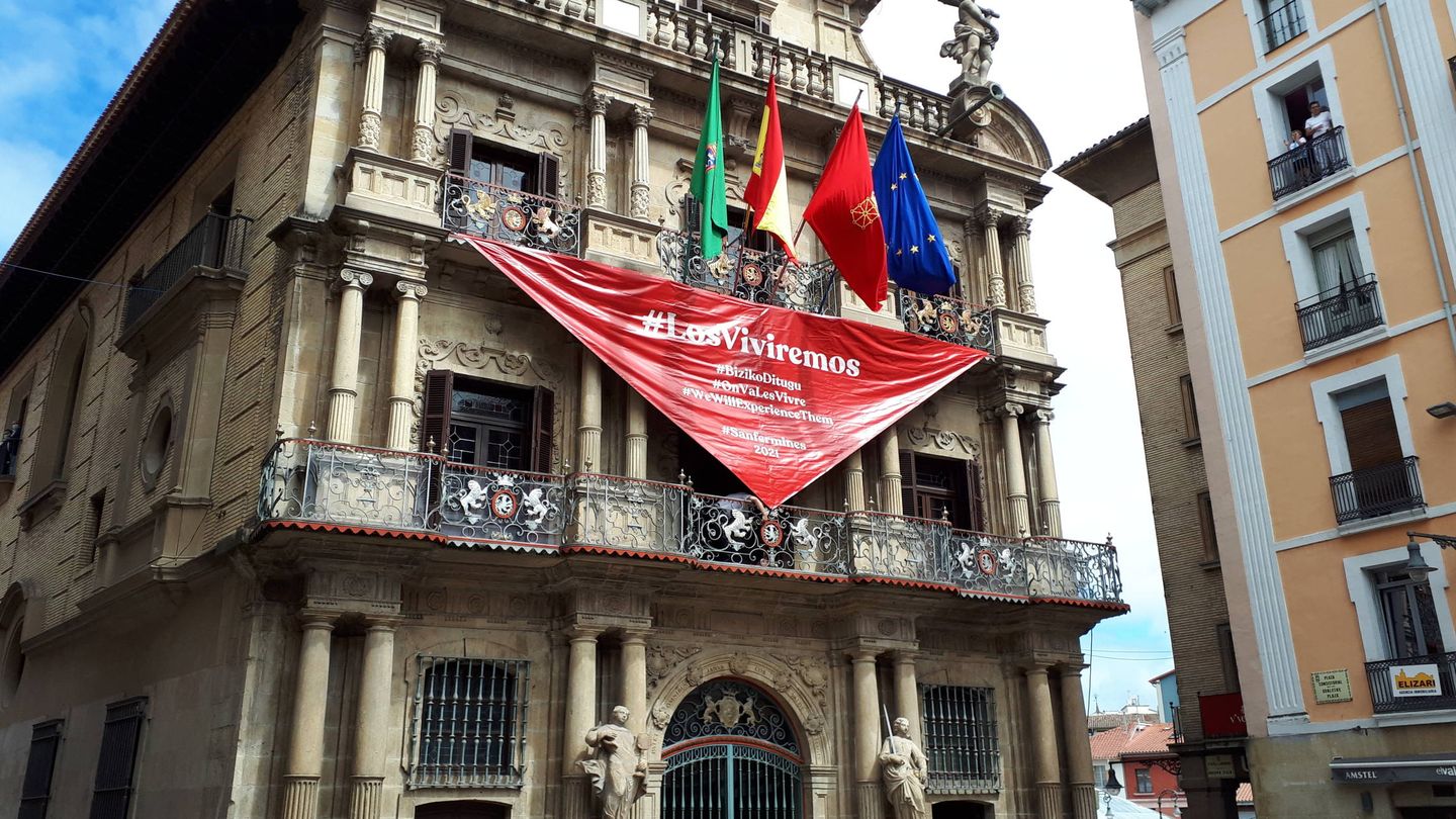 Un pañuelo rojo gigante en la fachada consistorial emplaza a los ciudadanos a los próximos Sanfermines. (J.M.A.)