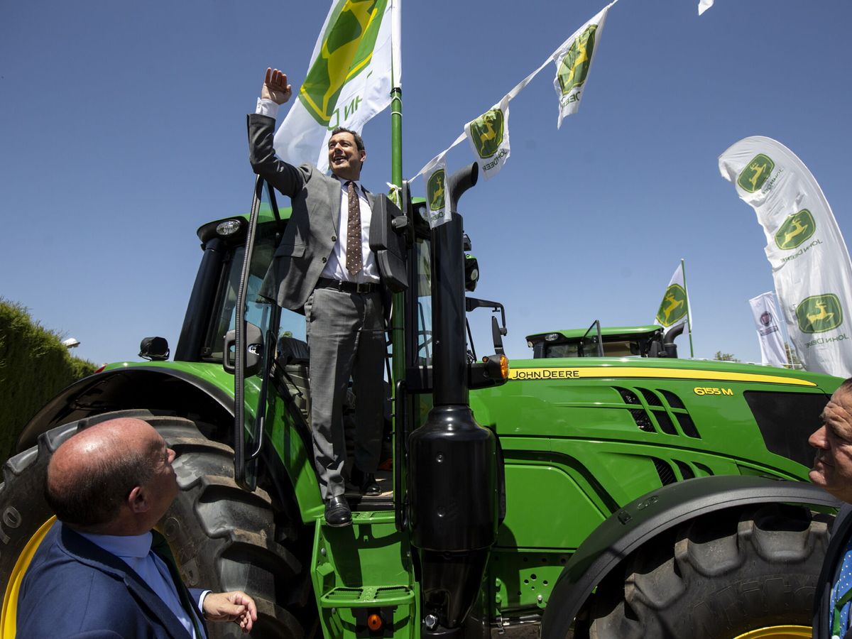 Foto: Juanma Moreno, en un tractor durante un acto en Antequera. (EFE / Daniel Pérez)