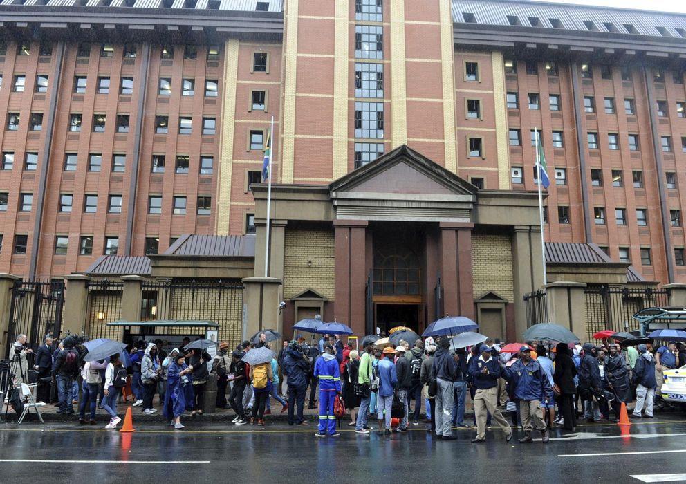 Foto: Decenas de periodistas en las puertas del Tribunal Superior de Justicia en Pretoria (EFE)