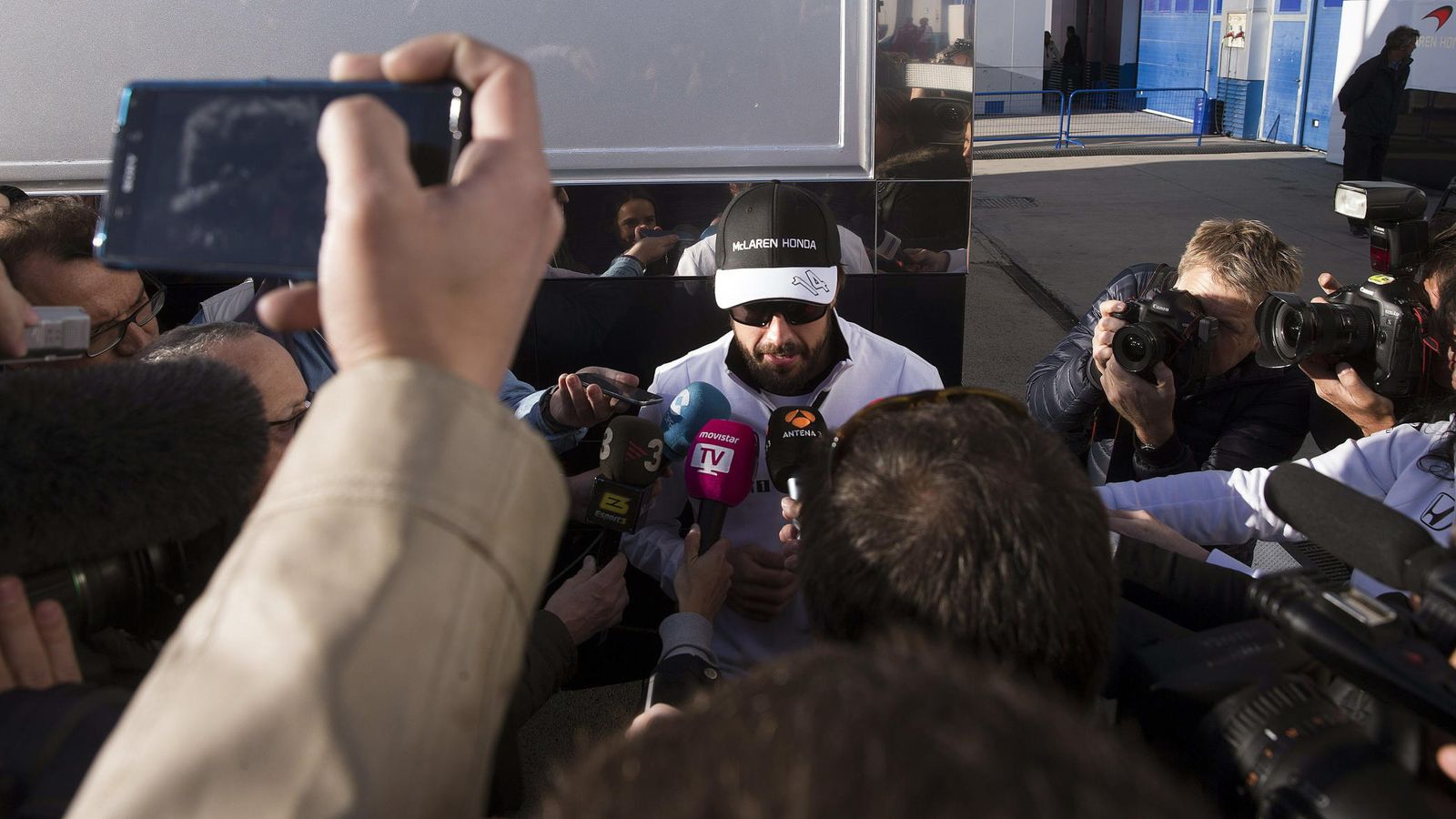 Foto: Fernando Alonso atiende a los medios de comunicación en Jerez (Efe).