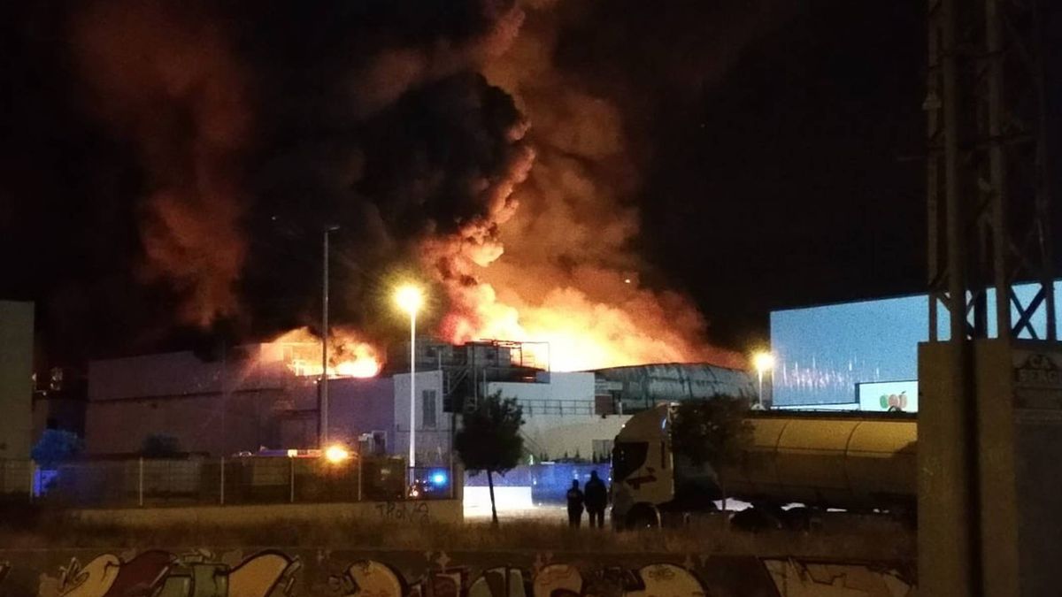 Un incendio destruye la emblemática panificadora de Mercadona en Puçol