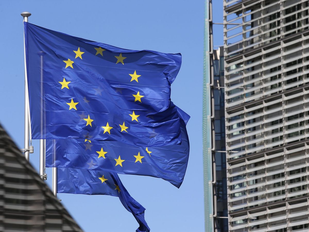 Foto: Banderas de la Unión Europea en la sede de la Comisión en Bruselas. (Reuters)