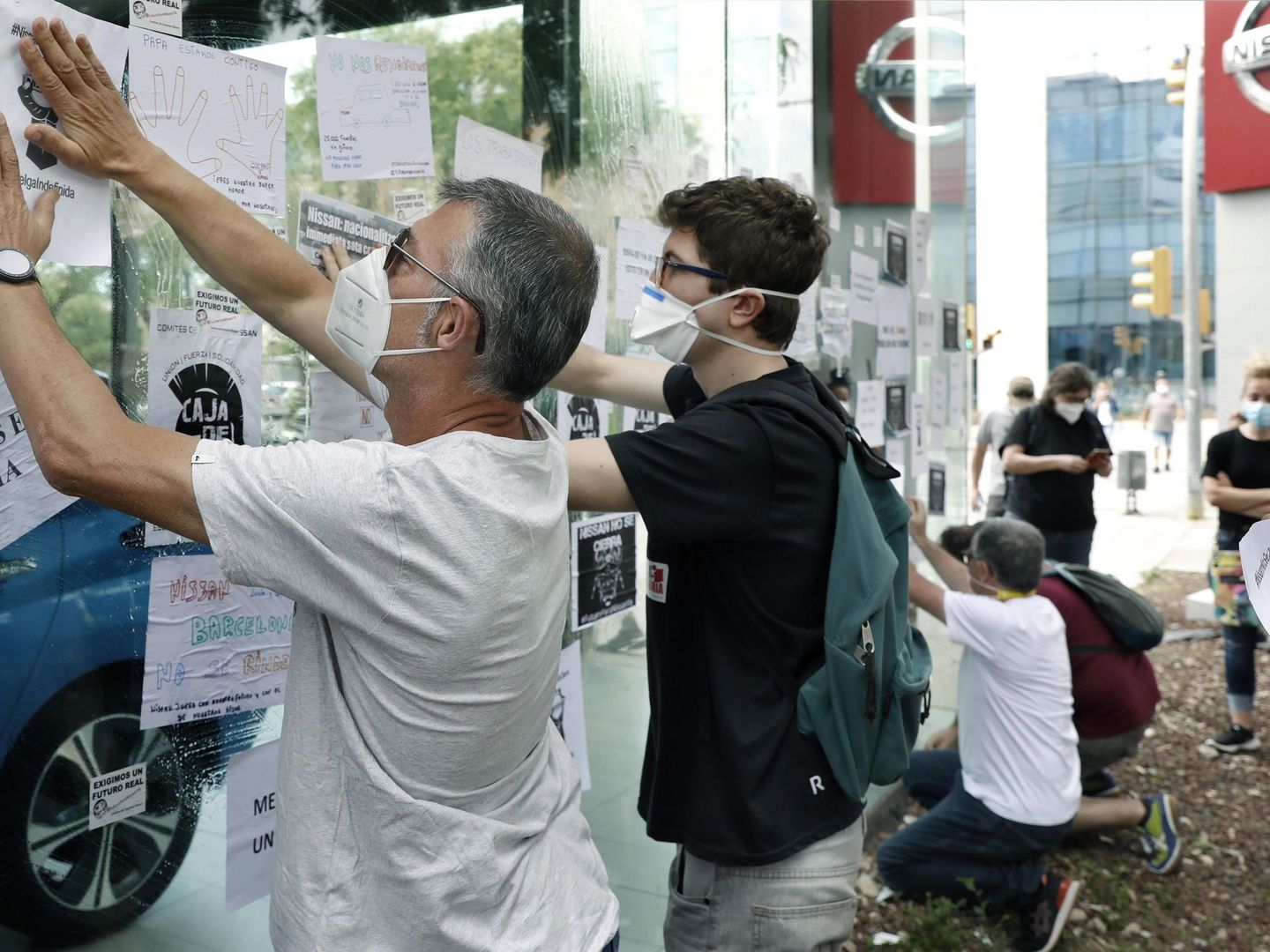 Trabajadores de Nissan protestan ante un concesionario de la marca. EFE / Andreu Dalmau