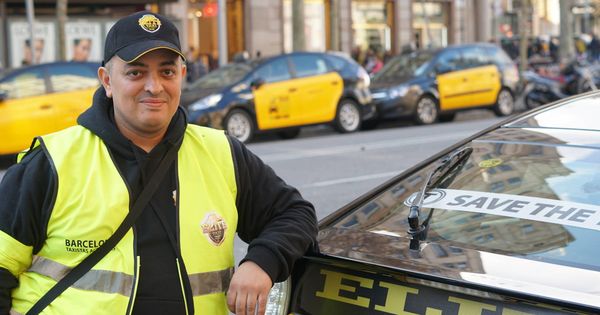 Foto: Tito posa junto a un taxi de la asociación Élite. (M. Mcloughlin)