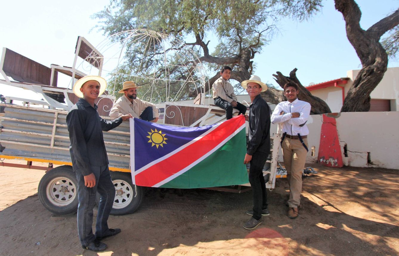 Zeino, hijos y sobrinos, sujetando la bandera de Namibia. (J. B.)