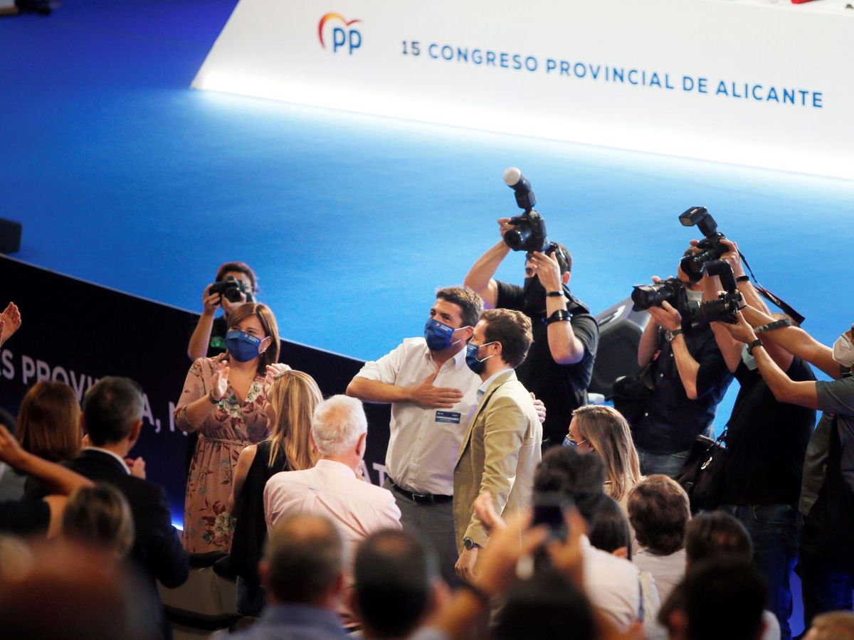 Foto: Carlos Mazón, con Casado, tras ser elegido presidente del PP de Alicante. (EFE)