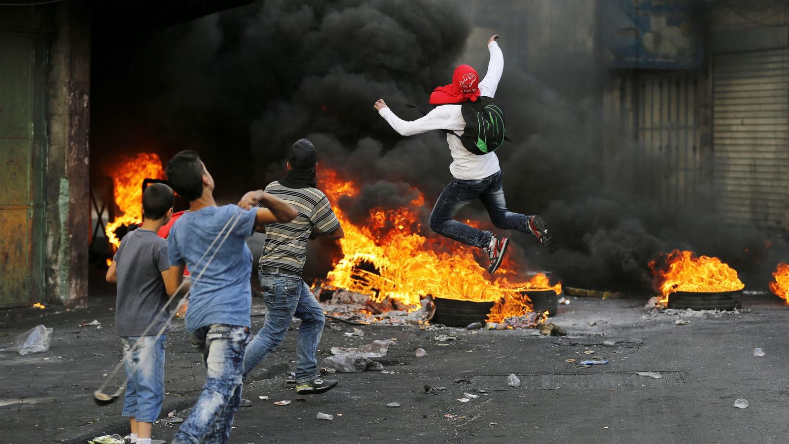 Foto: Manifestantes palestinos lanzan piedras hacia soldados israelíes. (EFE)
