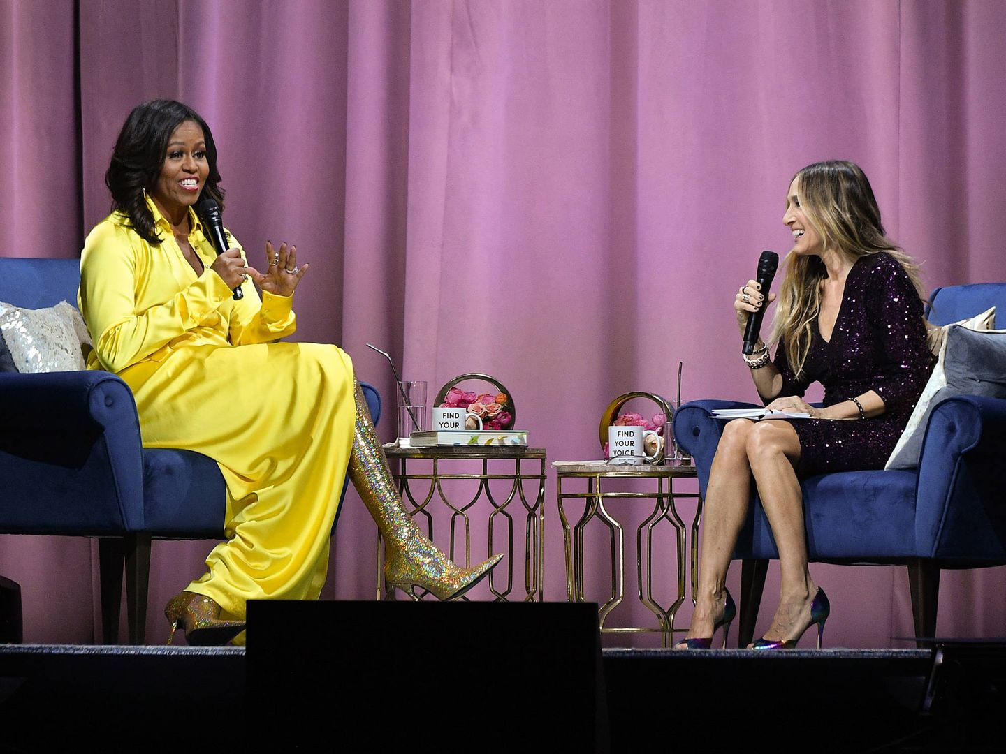 Un momento de la charla de Michelle Obama con Sarah Jessica Parker en el que se ven las botas de 4.000 dólares de Michelle. (Getty)