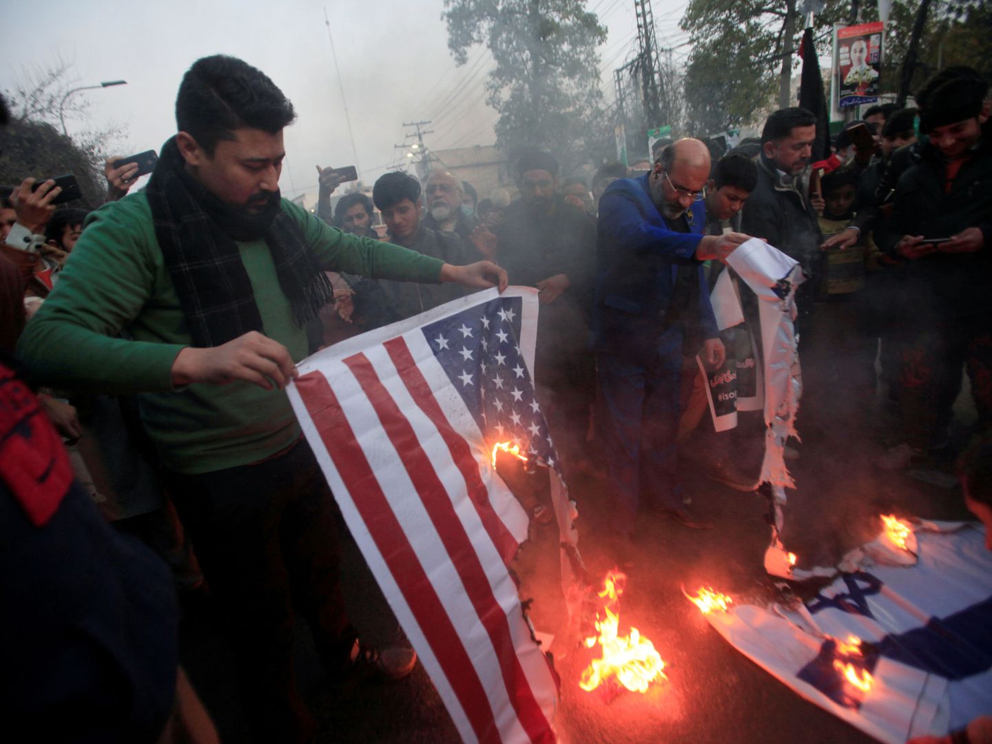Manifestantes queman banderas de EEUU por el asesinato de Soleimani. (Reuters)